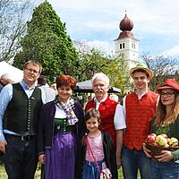 Blütenfest im Apfeldorf Puch